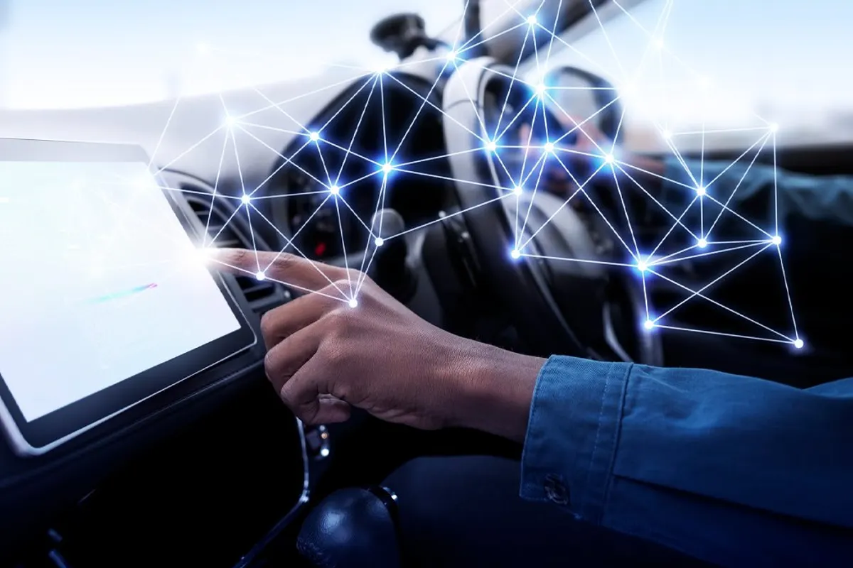 Conducteur utilisant un assistant vocal à bord d’une voiture connectée avec des passagers.