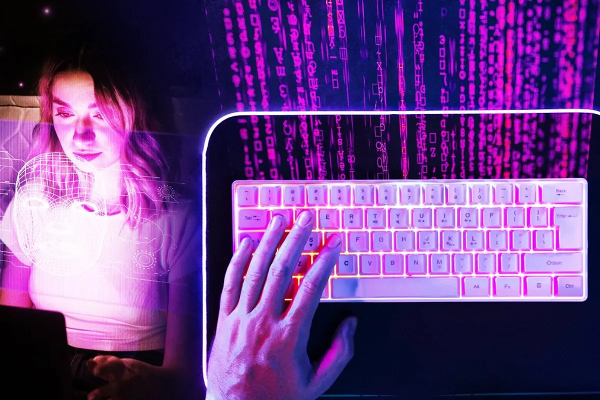 Un ordinateur portable et un smartphone captant le son des touches pendant une saisie au clavier
