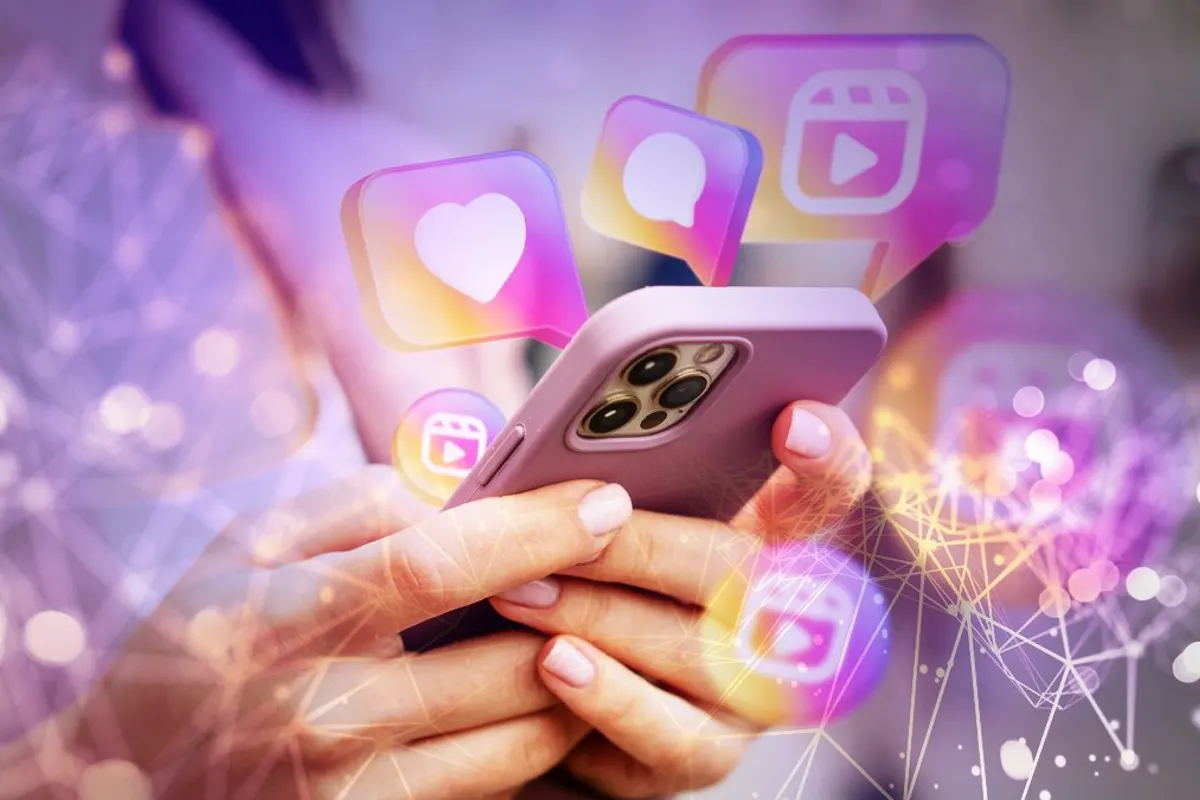 Une utilisatrice échange sur son smartphone avec un avatar conversationnel personnalisable.