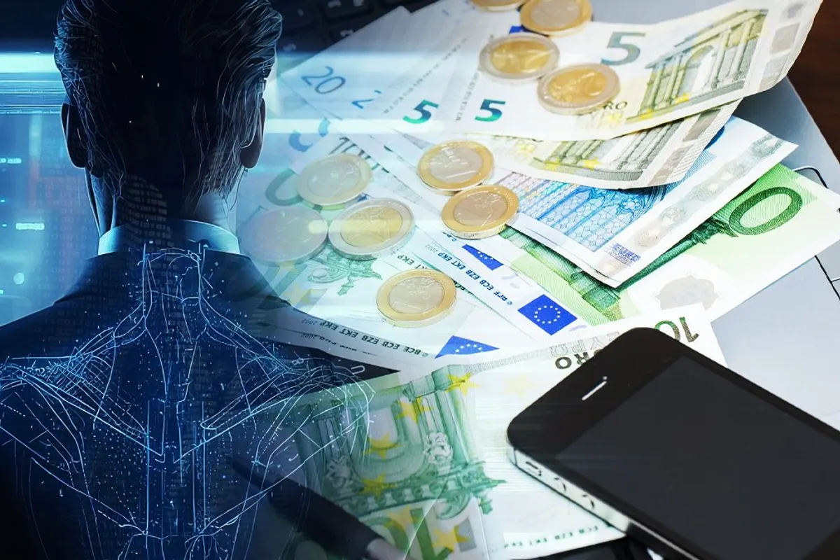 Un agent fiscal examine des vues aériennes et des données reliées pour repérer des anomalies déclaratives.