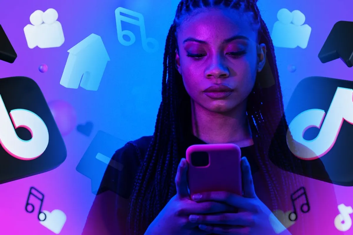 Un smartphone affiche une vidéo avec des repères d’achat placés sur des vêtements et des cosmétiques.